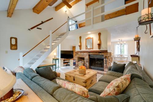 West Dover Apartamento | Dover Condo with Grill and Balcony 3 Mi to Mt Snow!