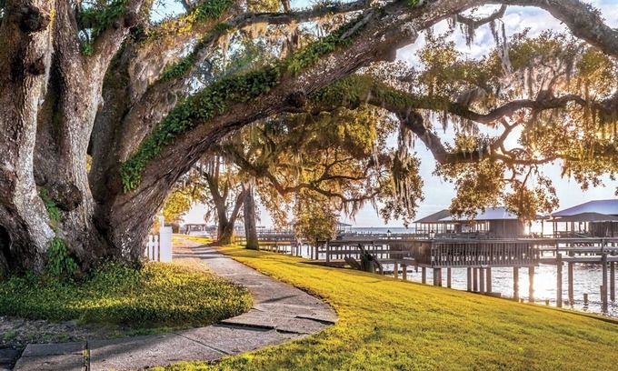Fairhope Apartamento | Down By The Bay, Just across the street from the Fairhope Pier