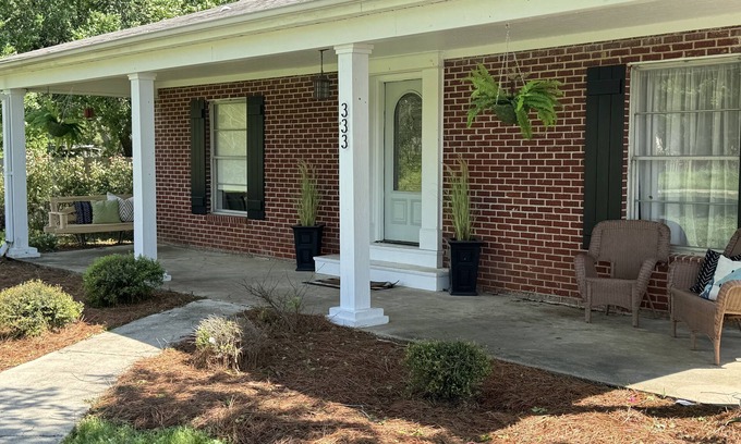 Flora Casa | Down on the Corner In the heart of Flora with great outside space!