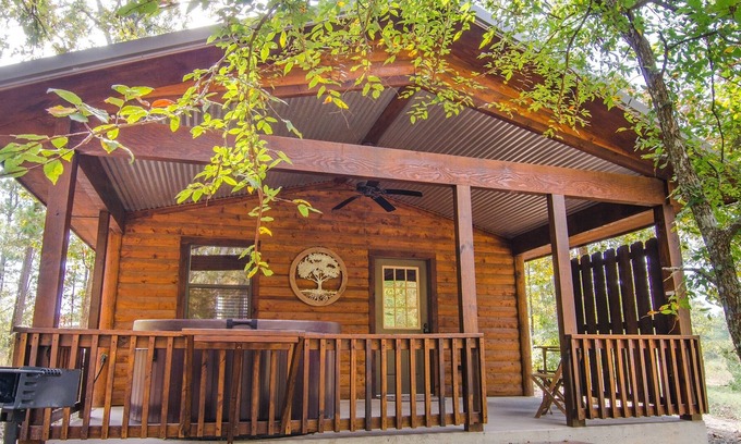 Hochatown Cabina | Down Time Studio Cabin With Private Hot Tub and BBQ by Redawning