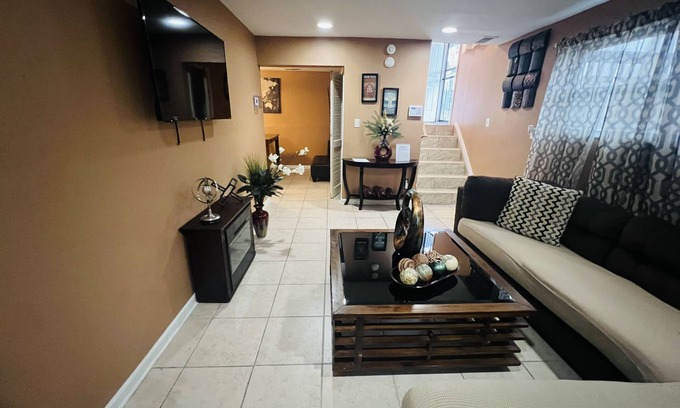 Detroit Casa | Downriver home that sleeps 12