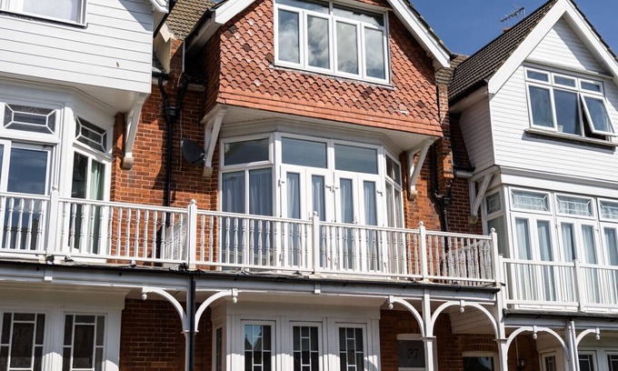 Eastbourne Casa | Downs View - family friendly holiday home