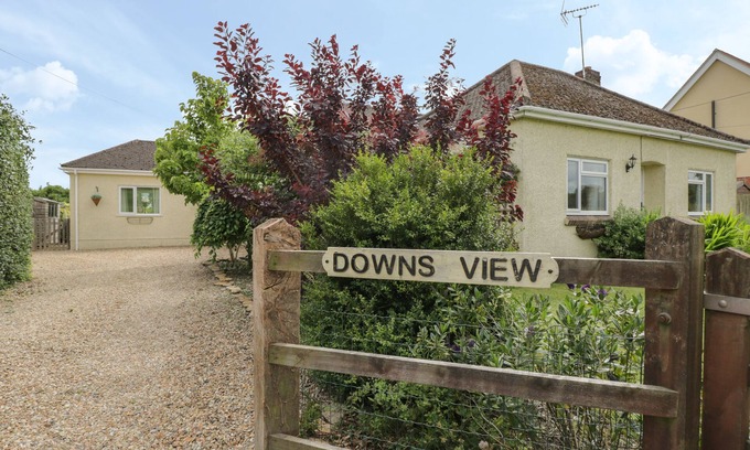 Zeals Casa | DOWNS VIEW, pet friendly, with a garden in Norton Ferris