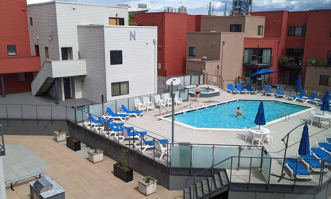 Pearl District Condominio | Downtown 2 bdrm Condo Steps Away From the Willamette River. Year Round Hot Tub