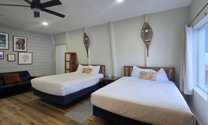 Mammoth Lakes Cama Y Desayuno | Downtown 2 Queen Suite, Free Breakfast!