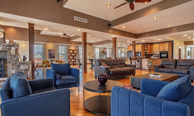 Norwalk Apartamento | Downtown 2 Story Loft w/6bdrms-walk to everything!