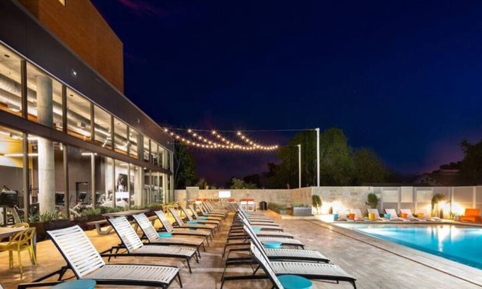 Central East Austin Apartamento | Downtown 2BDRM 2BATH Sleeps 6 Free Parking & Pool