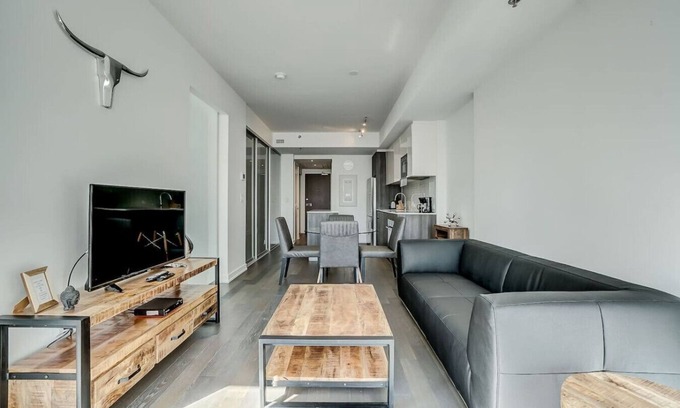 Byward Market - Parliament Hill Apartamento | Downtown 2BR Gem with Balcony and Skyline Views