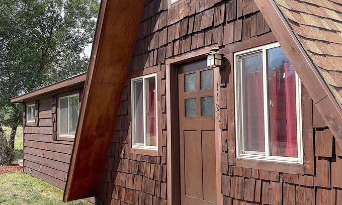 Cody Casa | Downtown A-Frame- recently renovated, pet friendly