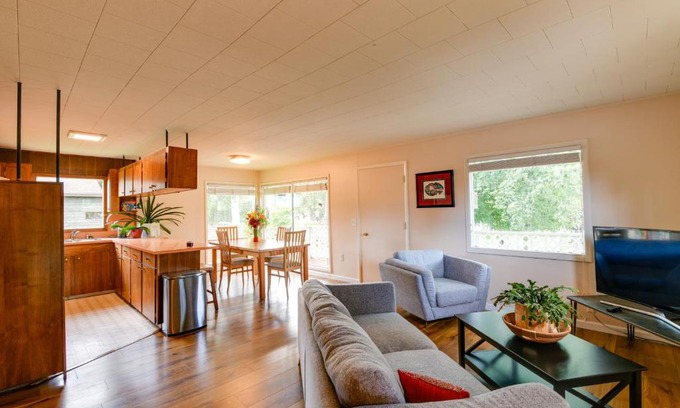 Downtown Anchorage Casa | Downtown Anchorage Vacation Rental with Garden Views