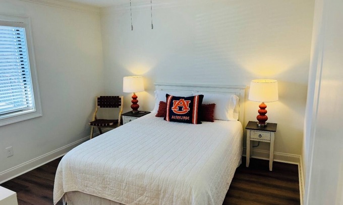 Auburn Condominio | Downtown Auburn Retreat- Walking distance to Stadium, Toomer's & More!