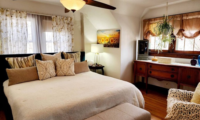 La Crosse Casa | Downtown Boho Home w/Office, Yoga Studio,King Bed