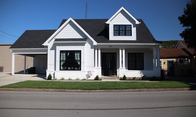 Bardstown Casa | Downtown Bourbon Black Swan House