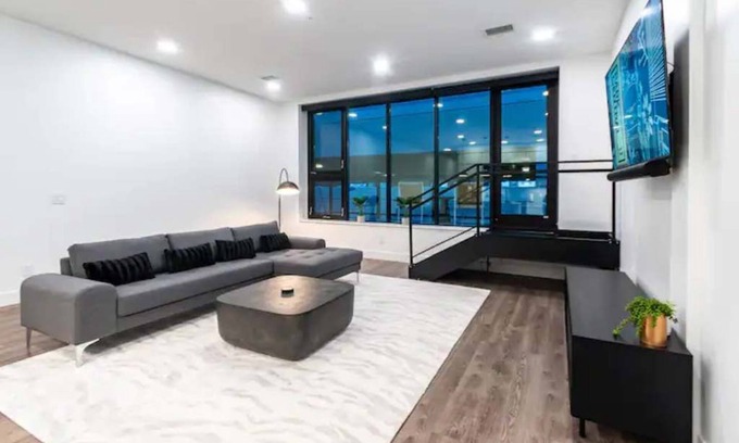 Appleton Apartamento | Downtown! Brand New, Modern, Massive Kitchen with Island + Game Room & Theater.