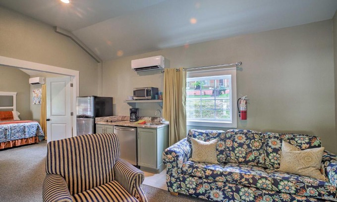Downtown Branson Casa | Downtown Branson Cottage with Pool Access!