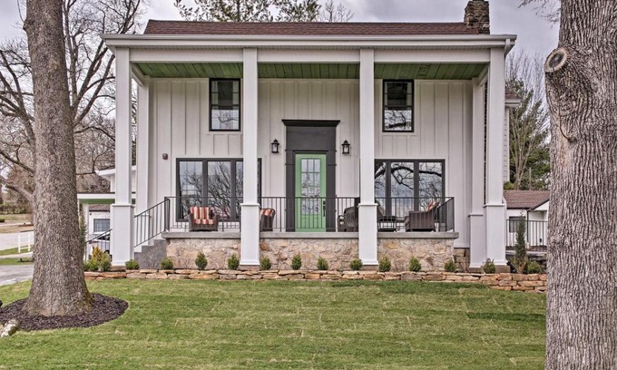 Downtown Branson Casa | Downtown Branson Home with Pool Near The Landing!