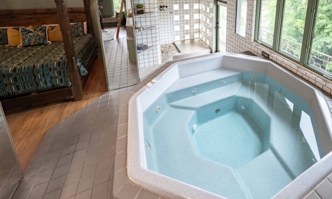 Bryan Casa | Downtown Bryan Treehouse: Hot Tub and Peaceful Escape
