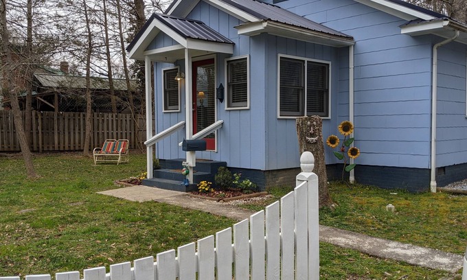Brevard Casa | Bungalow en el centro! Se admiten mascotas - WIFI!