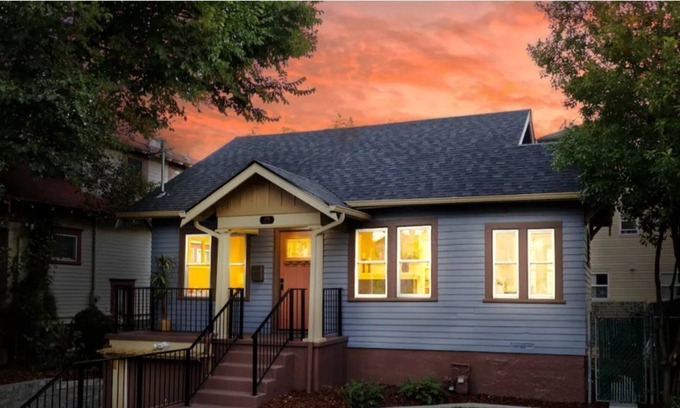 King Casa | Downtown Bungalow Getaway, Ideal for Long Stays!