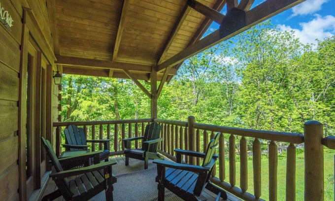 West Jefferson Cabina | Downtown Cabin - West Jefferson + Hot Tub + Minutes to Downtown Breweries, Shops, and More!