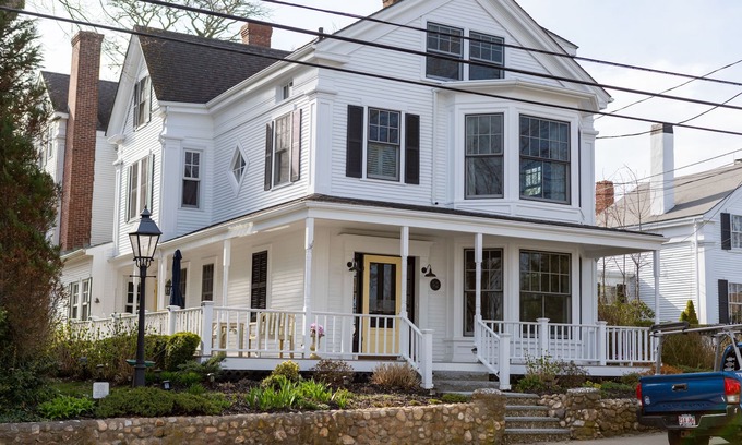 Vineyard Haven Casa | Gran casa del capitán actualizada en el centro con 8 dormitorios y 6. 5 baños