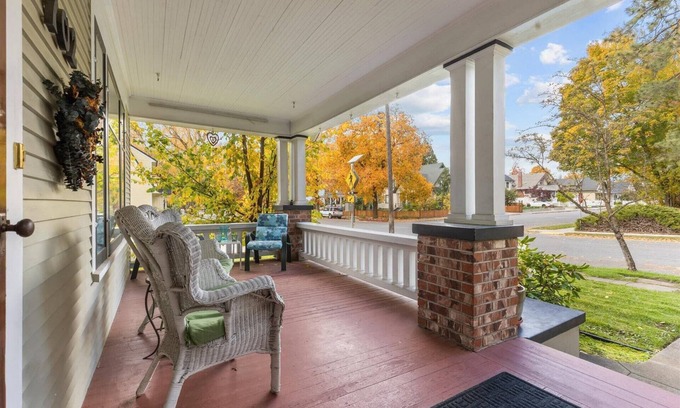 Garden District Casa | Downtown CDA Gem! Walk to Lake, Dining & Parks, Cozy Backyard, BBQ Grill!
