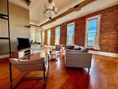 Cedar Falls Community Main Street Apartamento | Downtown CF Retreat, King Beds, Brewery Below!