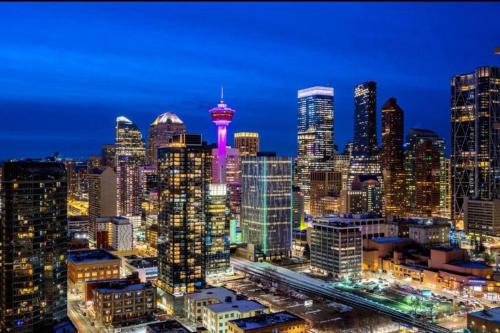 Victoria Park Apartamento | Downtown condo near Stampede, LRT, free parking & gym