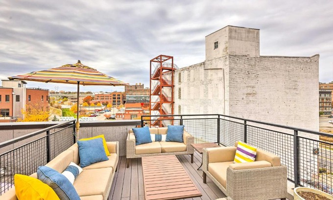 Southeast Omaha Apartamento | Downtown Condo with Rooftop Patio and City Views!