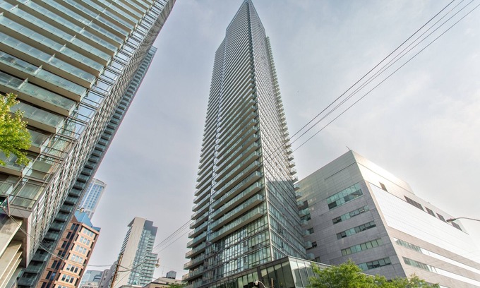 Bay Cloverhill Condominio | Downtown Core Bay St Luxury Condo w/High Floor| Ideal for Monthly Rentals