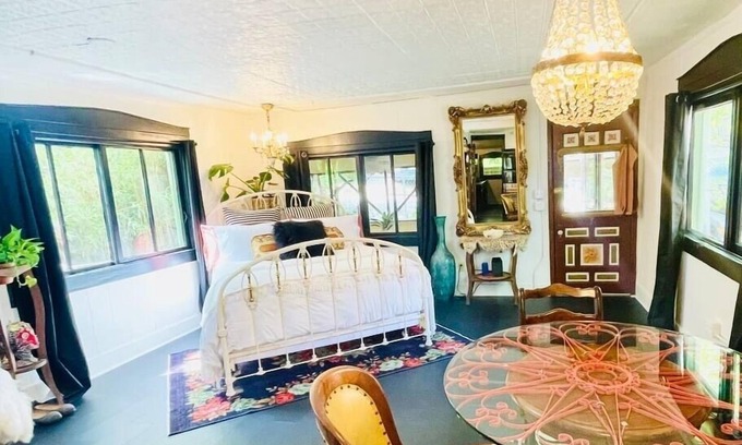 Eureka Springs Historic District Cabaña | Downtown Cottage with Private Hot Tub