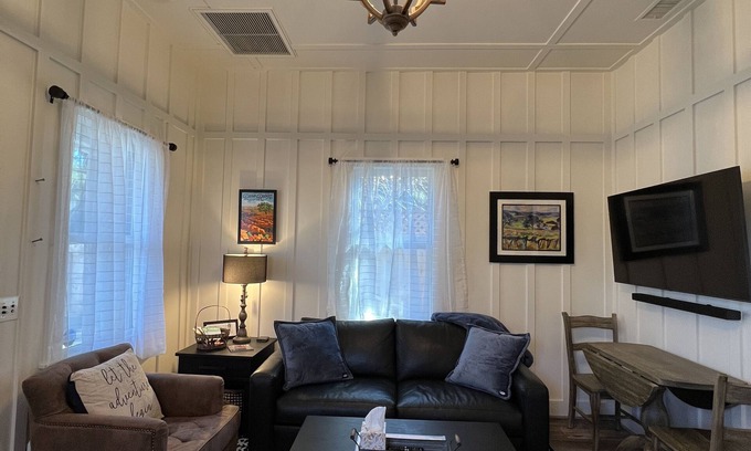 Paso Robles Cabaña | Downtown Cozy Cottage, two blocks from downtown and new!