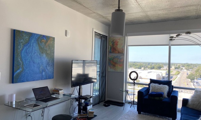 Lake Dot Apartamento | Downtown: Creative 1-Bedroom in Stylish High rise
