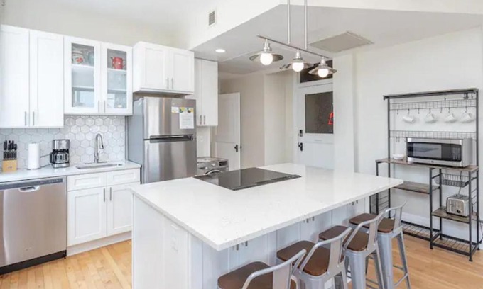 Boise Apartamento | Downtown Digs-View of the City! Stay above local restaurants and nightlife, posh amenities heated toilet seat, oversized rain shower head in glass shower, in-unit laundry, one garage parking spot