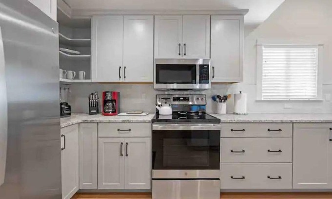 East End Casa | Downtown Dream: Modern Comfort