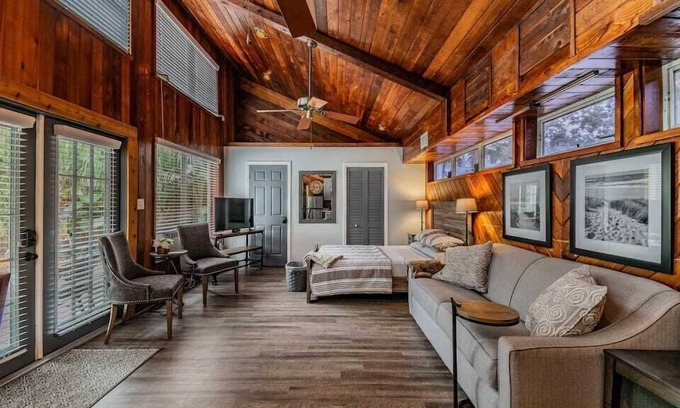 Dunedin Apartamento | Downtown Dunedin B&B - Rustic Cabin with Pool