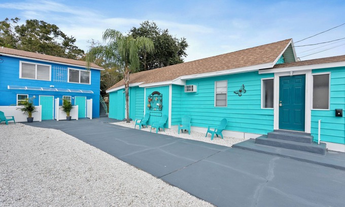 Downtown Dunedin Cabaña | Downtown Dunedin Main Street Retreat