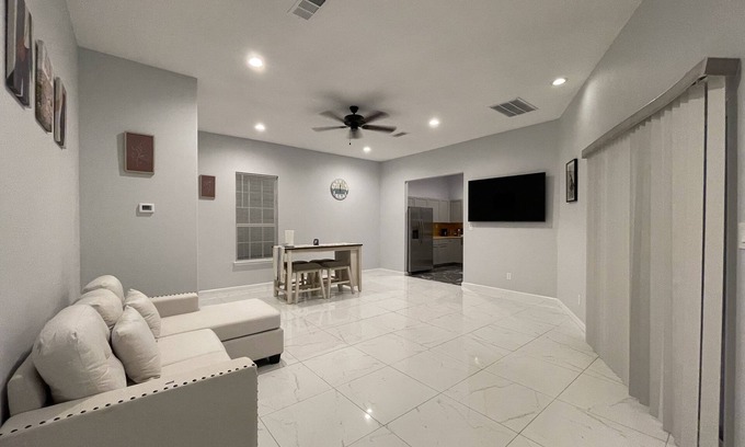 Haltom City Casa | Downtown Fort Worth 3 Bed luxury house