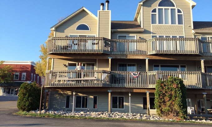 Frankfort Condominio | Downtown Frankfort Condo con vistas Betsie Bay