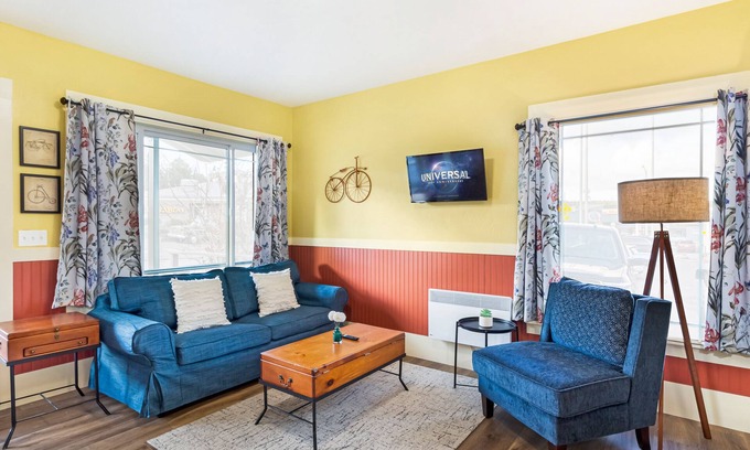 Friday Harbor Casa | Downtown Friday Harbor! Adults Only (CCS#1)