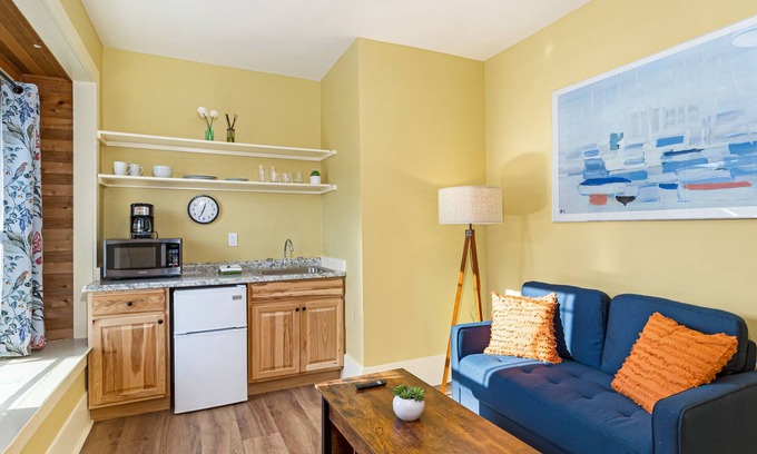 Friday Harbor Casa | Downtown Friday Harbor! Adults Only (CCS#2)