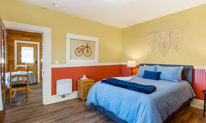 Friday Harbor Casa | Downtown Friday Harbor! Adults Only (CCS# 3)