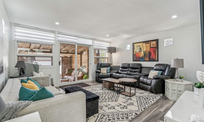 Northwest Calgary Casa | Downtown Gem Sleeps 8!