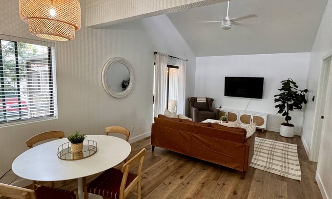 Gilbert Homes Condominio | Downtown Gilbert Gem - Recently Updated