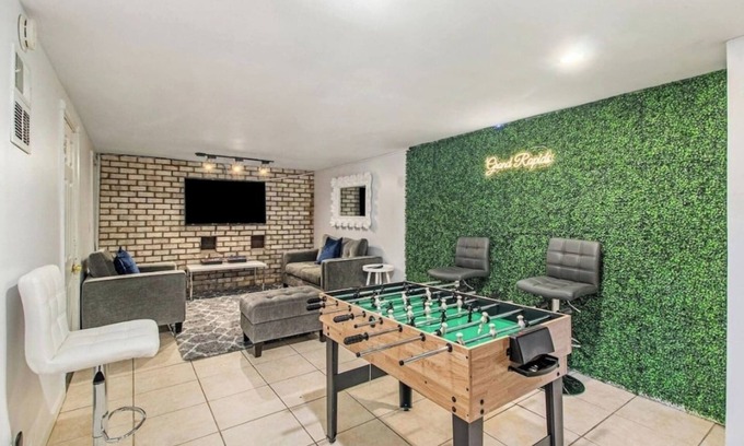 Grand Rapids Casa | Downtown GR Gem-Gameroom- Huge Backyard- Sleeps 16