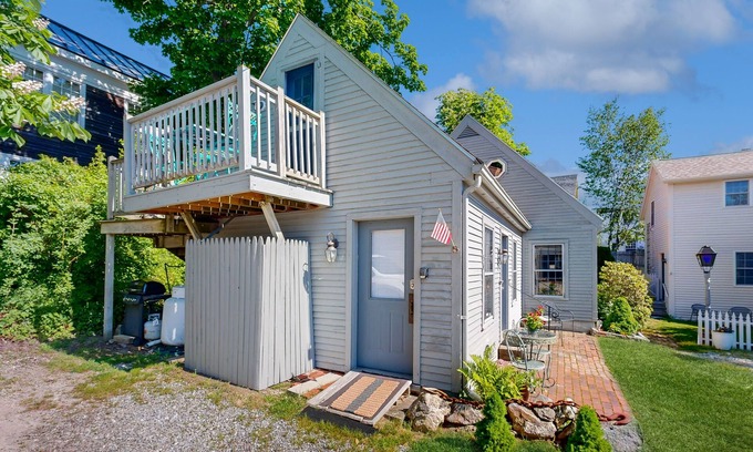 Wiscasset Apartamento | Downtown, ground floor studio near the ocean w/patio, outdoor dining area & more