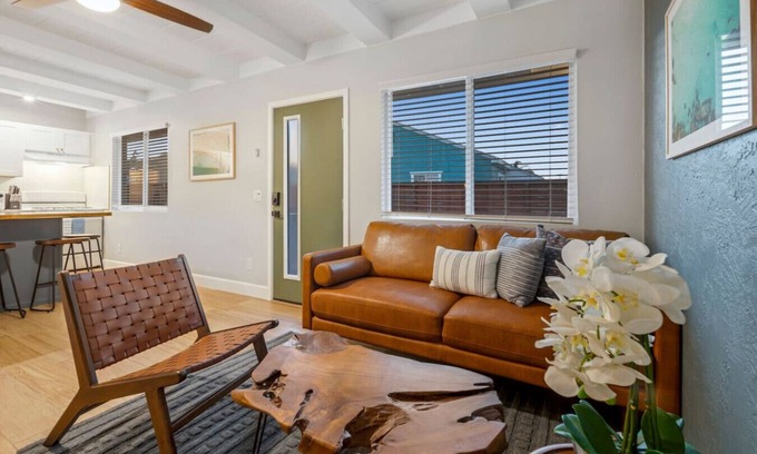 Vista Casa | Downtown Haven|Patio|Near Dining