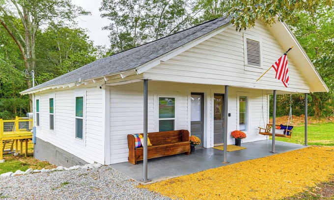 Heflin Cabaña | Downtown Heflin Cottage w/ Deck & Fire Pit!