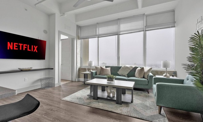 Peachtree Center Apartamento | Downtown High-Rise w/ City Views, Pool & Gym