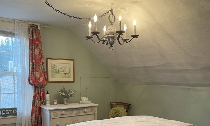 Weston Otro | Downtown historic farmhouse in the quaint Village of Weston near ski resorts.